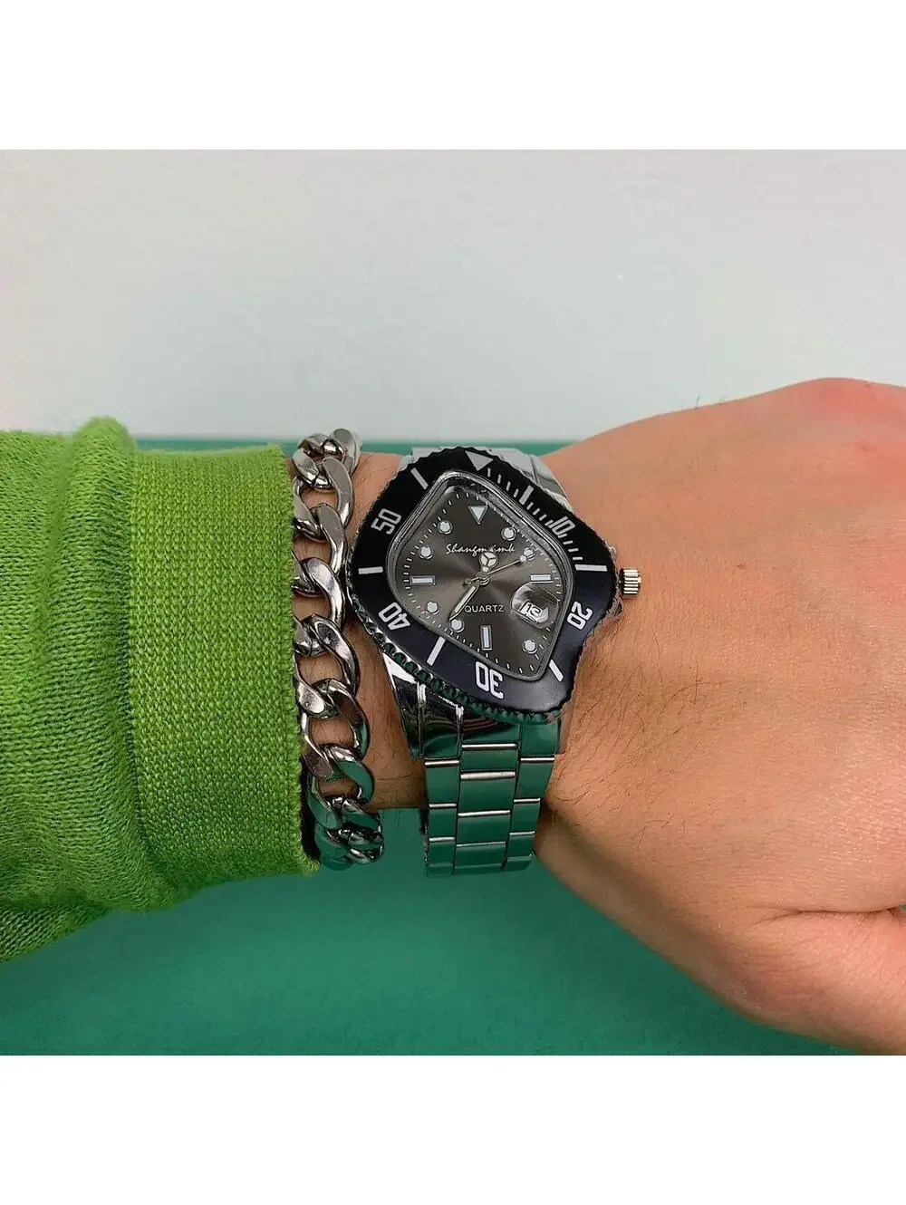 Classy essential minimalist stainless steel futuristic black watch